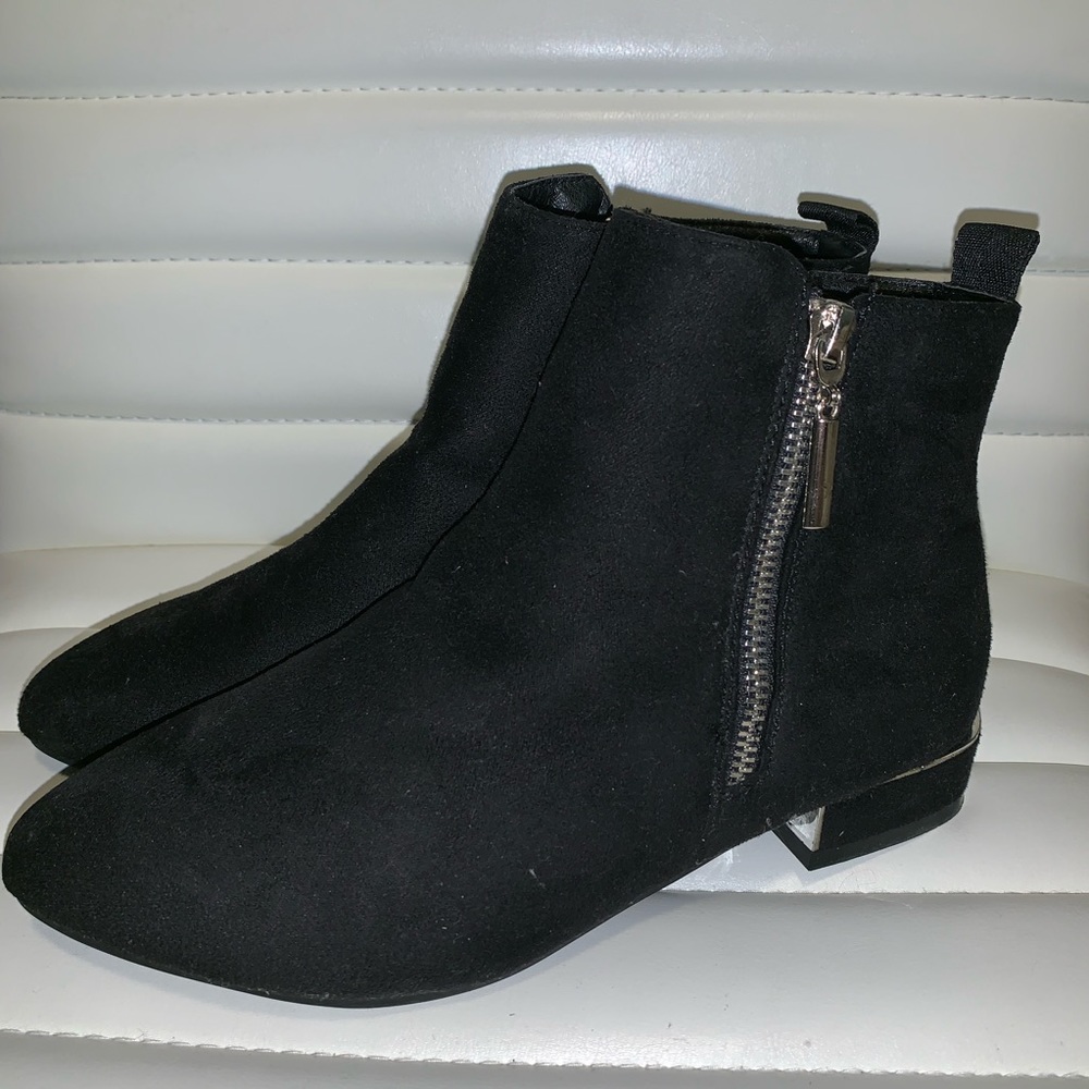 NWOT Black ankle boots with zipper
